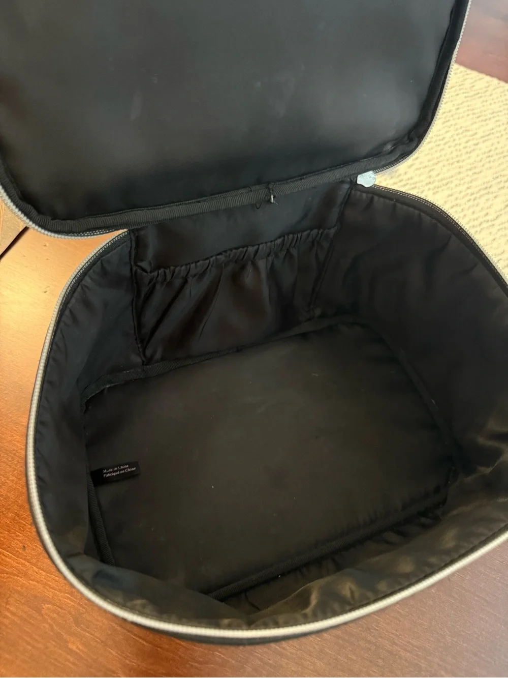 🩷🤍 Victoria’s Secret Cosmetics Case. Excellent condition!